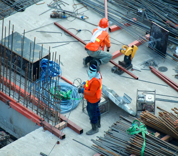 Equipe de manutenção em obra